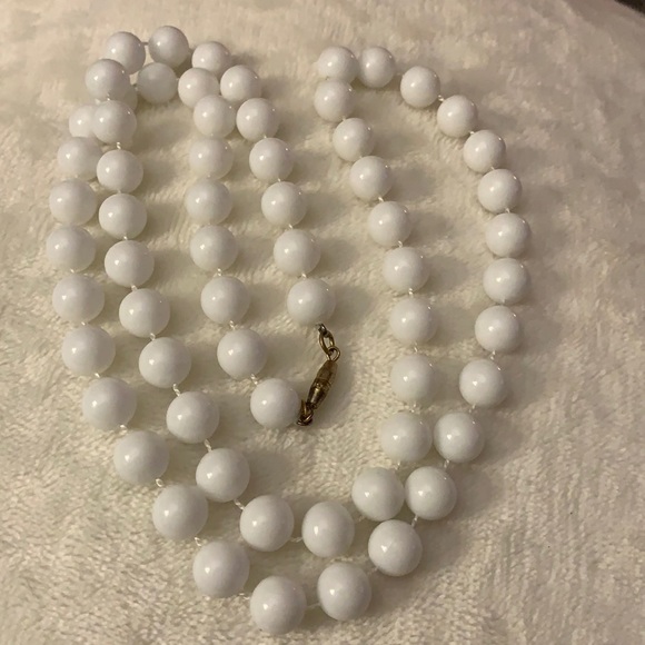 Jewelry - Women’s classic white plastic bead necklace
